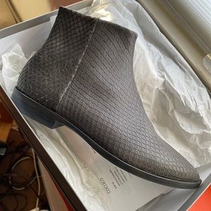 Coclico Grey Textured Leather Bootie